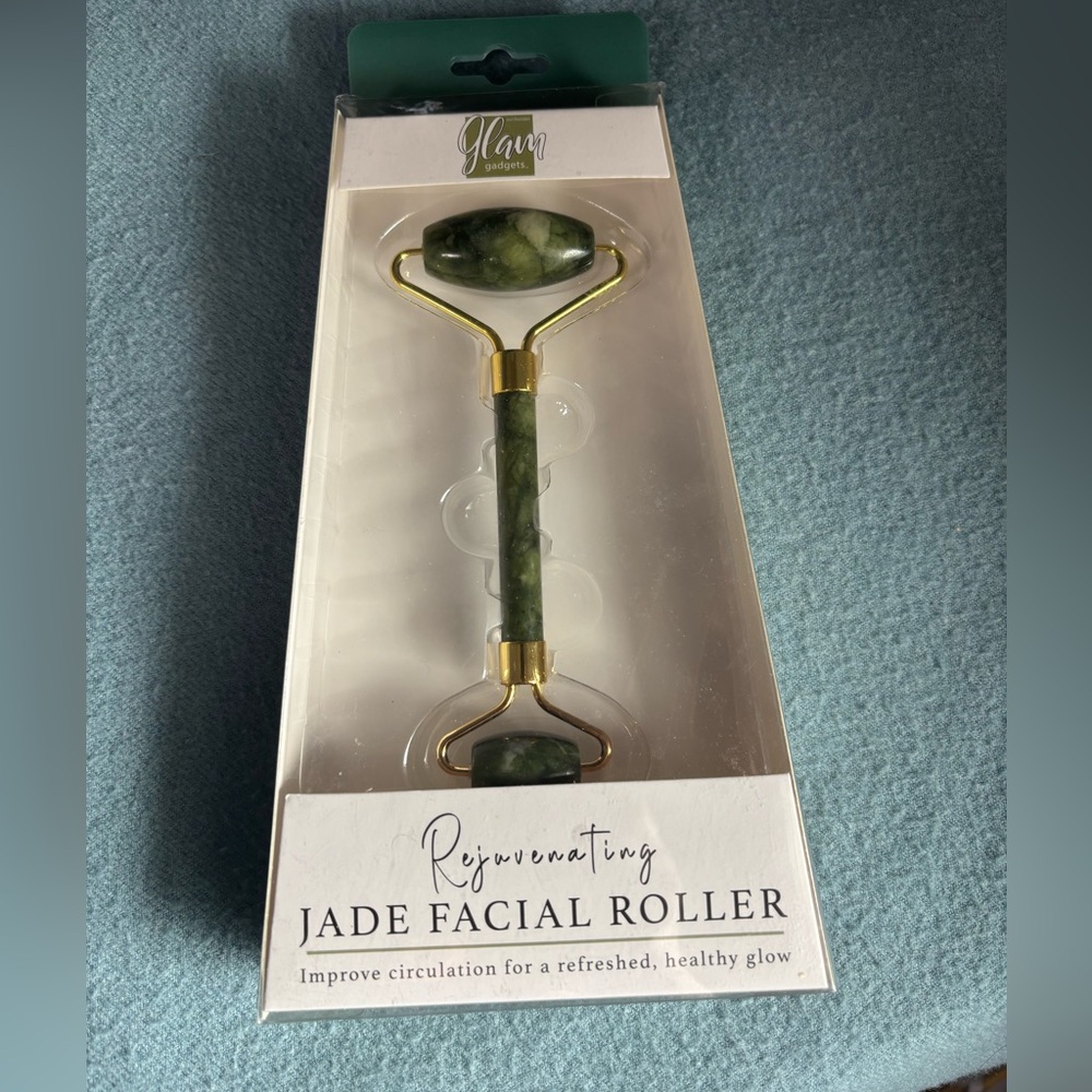 Glam Rejuvenating Jade Facial Roller - Green